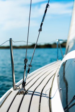 Denizde yelkenli teknesi