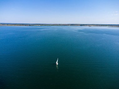 Yazın göl manzarası
