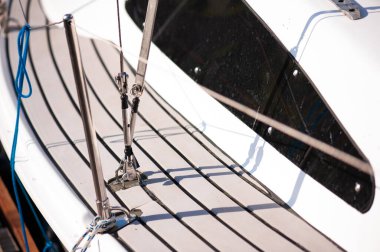 Beyaz arkaplanı olan bir bisikleti kapat