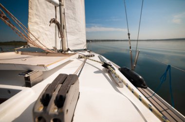 Denizde yelkenli teknesi