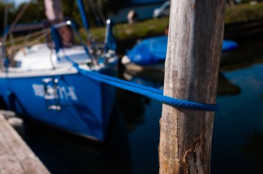 Sahilde bir balıkçı teknesi