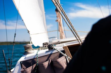 Denizde yelkenli teknesi