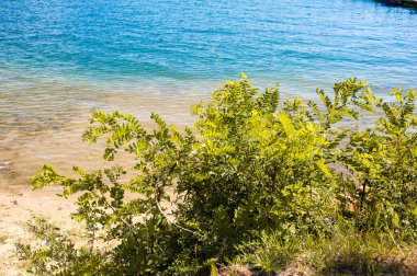 Mavi gökyüzü olan güzel tropikal plaj