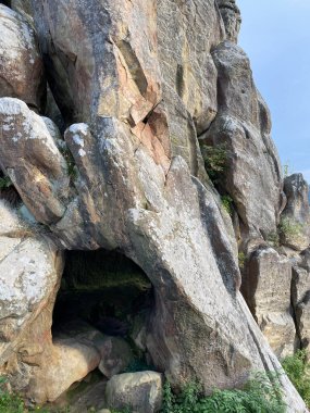 Dağlardaki kayalık uçurum