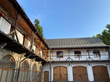 Şehirdeki eski ahşap ev.