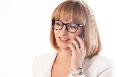 Beyaz takım elbiseli, kendine güvenen iş kadını.