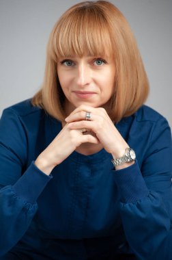 Uzun saçlı güzel bir genç kadının portresi.