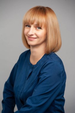 Uzun saçlı güzel bir genç kadının portresi.