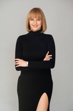 Beyaz arka planda gülümseyen iş kadını resmi giysileri