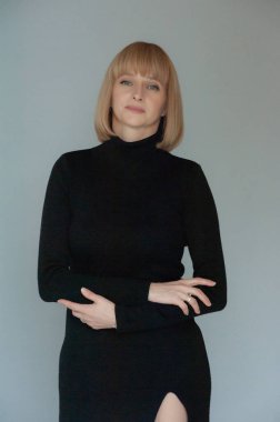 Beyaz arka planda gülümseyen iş kadını resmi giysileri