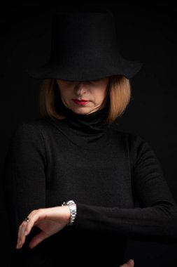 Siyah şapkalı, kırmızı gömlekli güzel bir kadın.