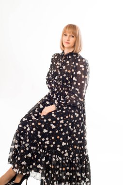 siyah elbiseli güzel genç kız