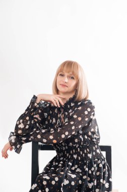 Beyaz arka planda gülümseyen iş kadını resmi giysileri