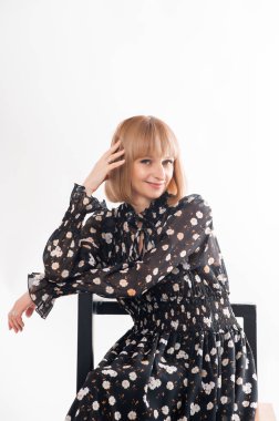 Beyaz arka planda gülümseyen iş kadını resmi giysileri