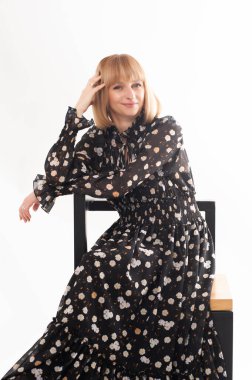 Gri arkaplanda kendine güvenen sarışın iş kadını portresi