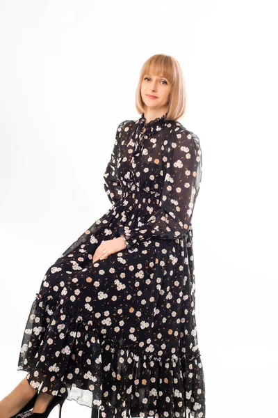 siyah elbiseli güzel genç kız