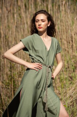 Çiçekli bir çelenk giymiş güzel bir kadın.