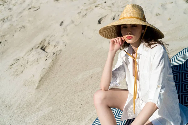 Молода Жінка Білій Сукні Пляжі — стокове фото