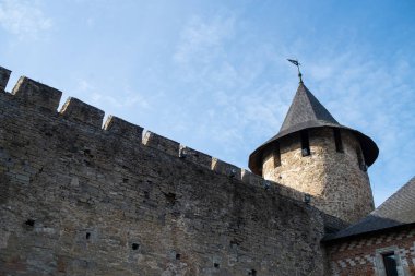 Görkemli ortaçağ kale mimarisinin manzarası
