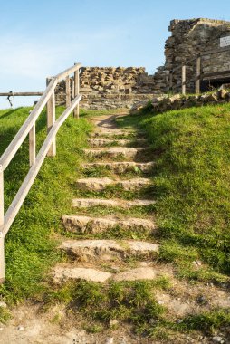 İspanyol kalesinin eski şehrinin antik taş merdivenleri.