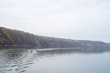 Ağaçlar ve dağlarla dolu güzel sonbahar manzarası