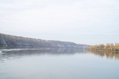Nehir ve ağaçlarla dolu güzel bir manzara