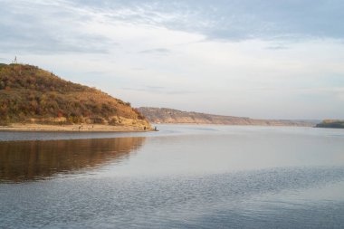 Dağlardaki güzel göl manzarası