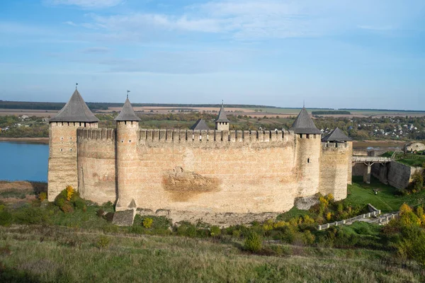 Şehrin kalesinin yıkıntıları. Arka plandaki en güzel manzaranın kalıntıları.