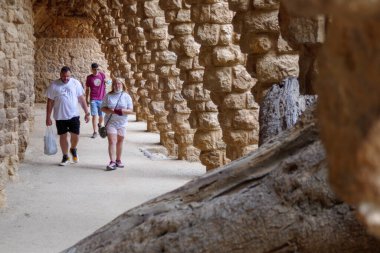 Barselona, İspanya. Temmuz 2021. Antoni Gaudi 'nin Barcelona' daki Parc Guell 'deki Portico de La Lavandera heykeli. atari salonu