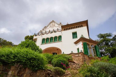Barselona, İspanya. Temmuz 2021. Barcelona, Parc Guell 'deki J. Batllevell' den Casa Trias. pencereler