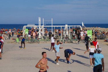Barselona, İspanya. Temmuz 2021. Barceloneta Somorrostro 'da eğitim gören insanlar açık hava spor salonu