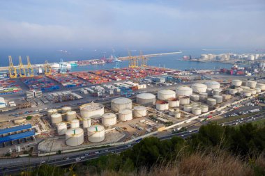 Barselona, İspanya. Eylül 2021. Enagas, Transfesa, Ecoimsa ve Relisa ile Barcelona 'daki sanayi limanı