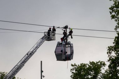 Barselona, İspanya. Eylül 2021. Barcelona 'daki teleferik de Montjuic' in teleferik ve teleferik hattını tamir eden işçiler