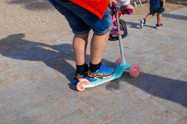 Barcelona Spanien September 2021 Vuxna Som Kör Sparkcykel För Små — Stockfoto