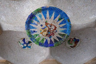 Josep M. Jujol 'un Trencadis mozaiği ve Parc Guell' deki Sala Hipostila 'da Antoni Gaudi.