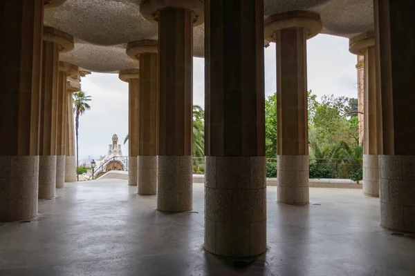 Barselona, İspanya. Eylül 2021. Josep M. Jujol 'un Trencadis mozaiği ve Parc Guell' deki Sala Hipostila 'da Antoni Gaudi.