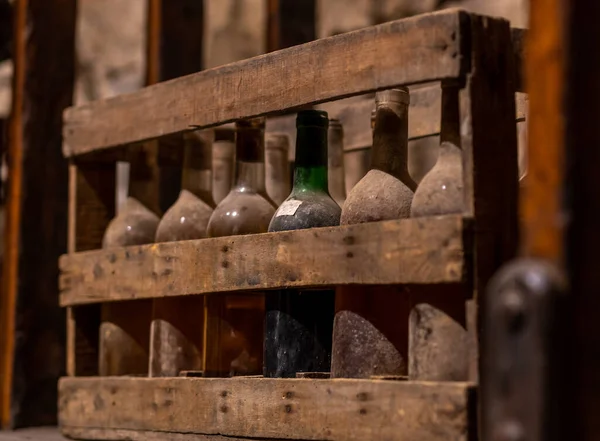 Старые Пыльные Бутылки Вина Стареют Вверх Ногами Винном Погребе — стоковое фото