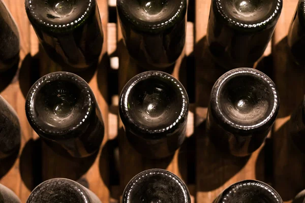 Подземный Винный Погреб Хранение Бутылок Бутылки Сложенные Стойки Ряды Дно — стоковое фото