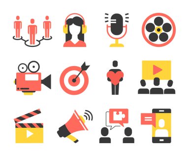Sosyal medya veya blog simgesi seti. Mikrofonu, kulaklığı, hoparlörü, kamerası ve akıllı telefonu olan renkli çıkartmalar. Web ya da uygulama için tasarım ögesi. Çizgi film düz vektör koleksiyonu beyaz arkaplanda izole edildi