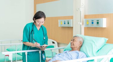 Asyalı hemşire yaşlı Asyalı erkeğe bakıyor ve hastanede onun sağlığı, sağlık ve sağlık hizmetleri konsepti hakkında konuşuyor..