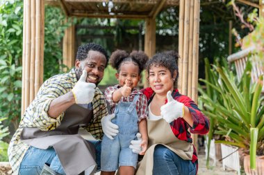 Çiftçi aile çiftlikte dikilirken kameraya gülümsüyor..