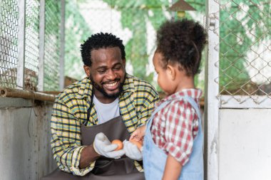 Çiftçi kız çocuğuna taze organik yumurta, tarım ve tarım yaşam tarzı ve konsept gösteriyor..
