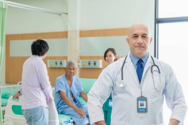 Hastanede poz veren ve gülümseyen bir portre doktoru..