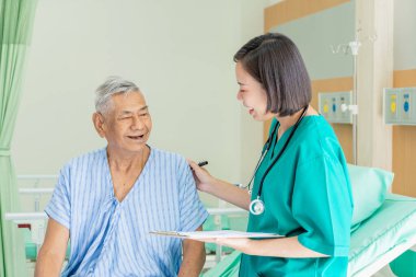 Hemşire yaşlı adamı kontrol eder ve hastanede iyileşme, sağlık ve sağlık hizmetleri konsepti hakkında konuşur..