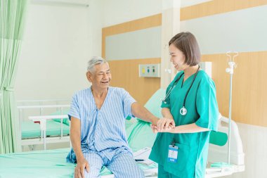 Hemşire yaşlı adamı kontrol eder ve hastanede iyileşme, sağlık ve sağlık hizmetleri konsepti hakkında konuşur..