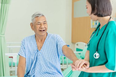 Hemşire yaşlı adamı kontrol eder ve hastanede iyileşme, sağlık ve sağlık hizmetleri konsepti hakkında konuşur..