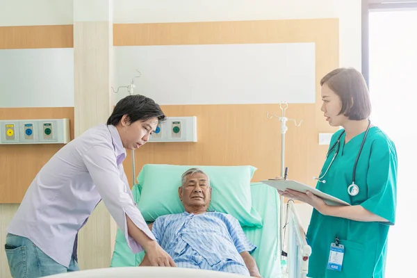 Νοσοκόμα Ελέγχει Τον Ηλικιωμένο Και Μιλάει Για Ανάρρωση Στο Νοσοκομείο — Φωτογραφία Αρχείου