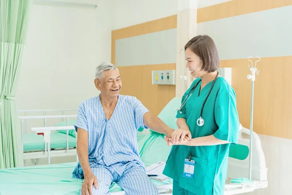 Hemşire yaşlı adamı kontrol eder ve hastanede iyileşme, sağlık ve sağlık hizmetleri konsepti hakkında konuşur..
