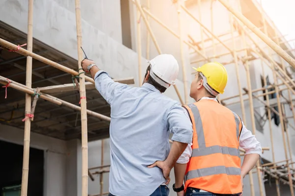 The engineer manager and foremen discussed and pointed to the site projects on the construction site to check the various functions.