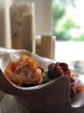 Bir kase çiçeğe yaklaş.